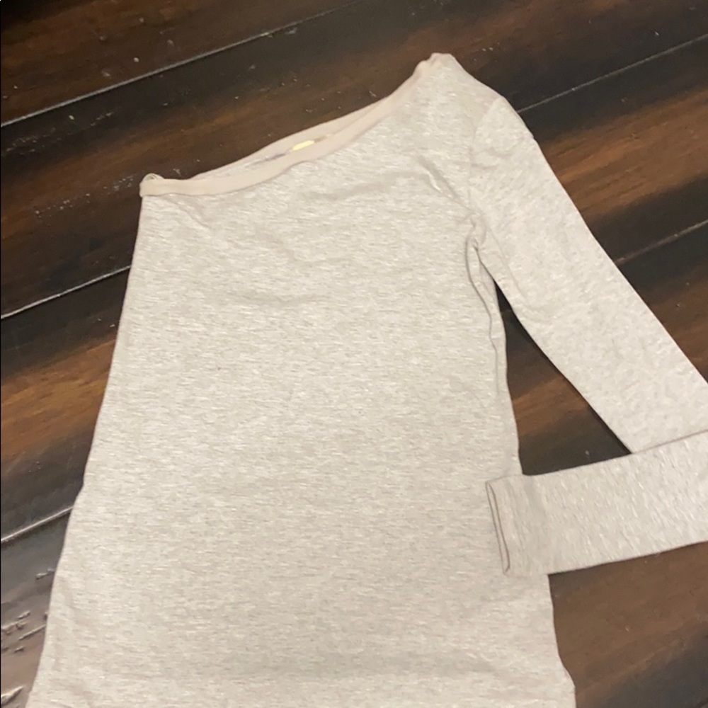 Elizabeth and James Light Gray Long Sleeve Scoop Neck Top